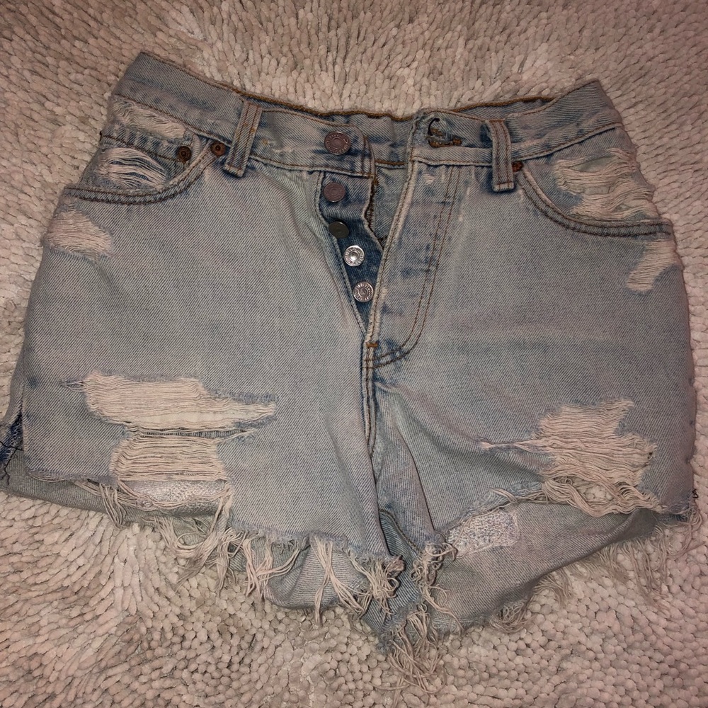 Light wash Levi shorts. Size 25. High rise.